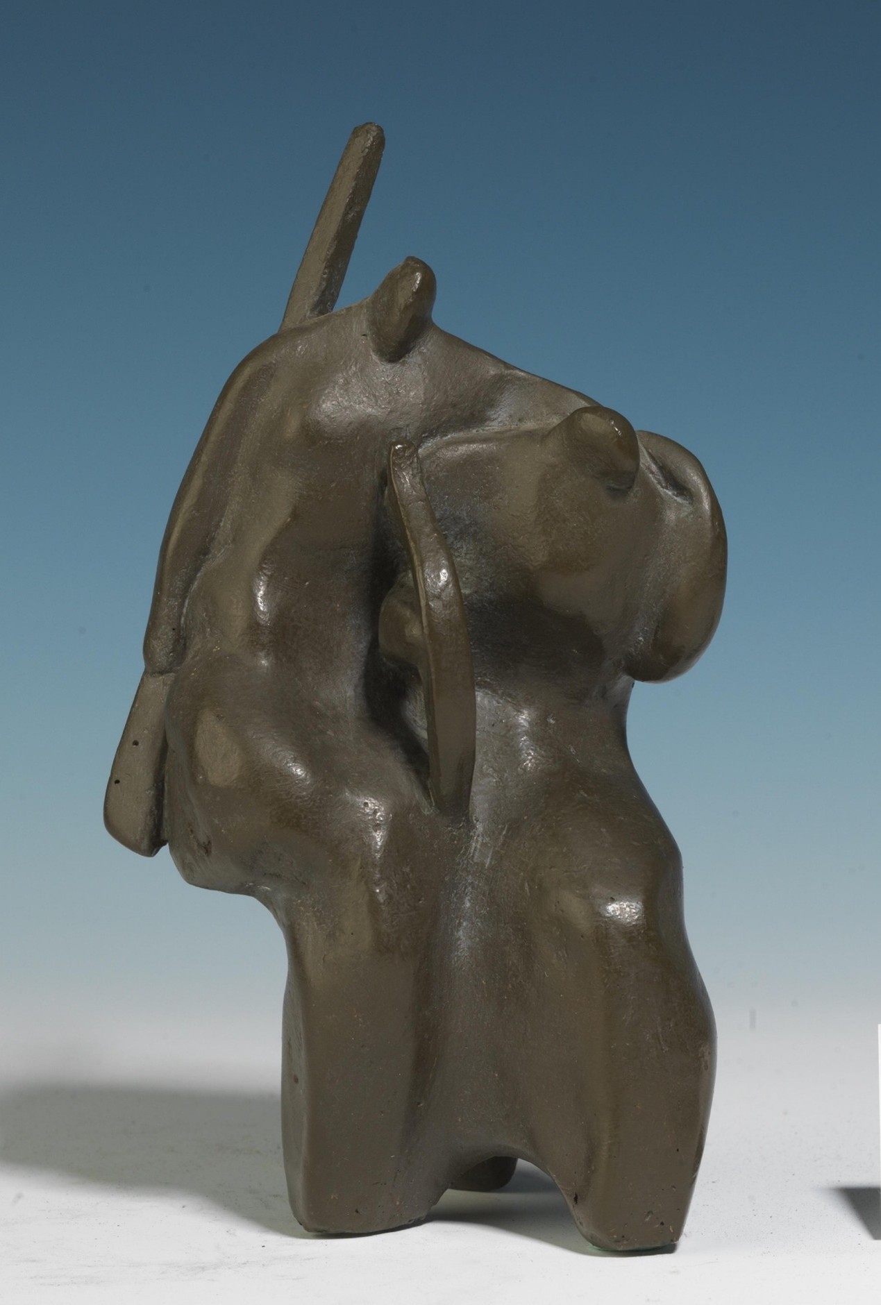 <h2>为了和平</h2><p>作者：林毓豪</p><p>创作年代：1987年</p><p>规格：8.2cm×11cm×19.5cm</p><p>品类：雕塑</p>